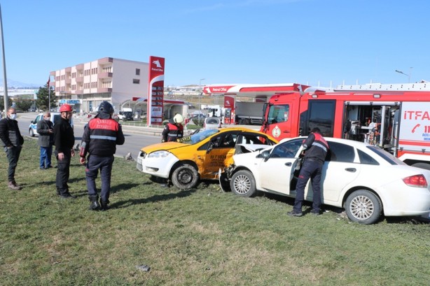 Foto - Taksi ile otomobil çarpıştı: 1 ölü, 2 yaralı