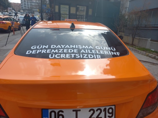 Foto - Taksiciden örnek davranış! Depremzedelere ücretsiz ulaşım hizmeti