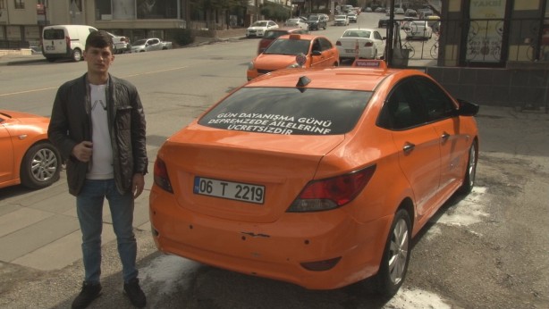 Foto - Taksiciden örnek davranış! Depremzedelere ücretsiz ulaşım hizmeti
