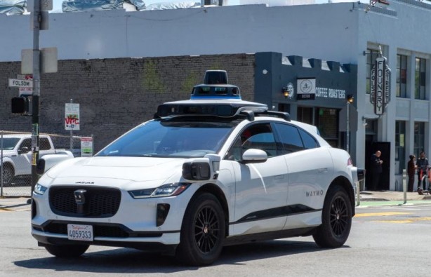 Foto - Taksilerin sonu mu geliyor? Waymo, robotaksileri rekor kırdı
