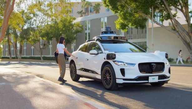 Foto - Taksilerin sonu mu geliyor? Waymo, robotaksileri rekor kırdı