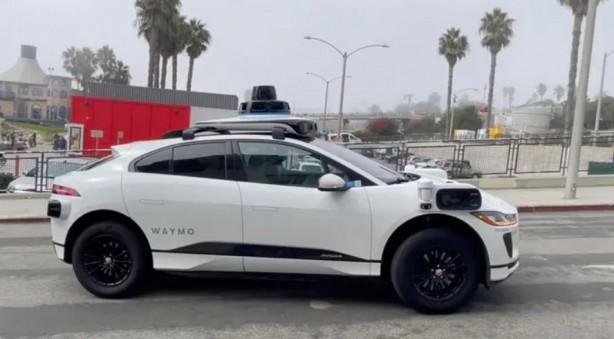 Taksilerin sonu mu geliyor? Waymo, robotaksileri rekor kırdı