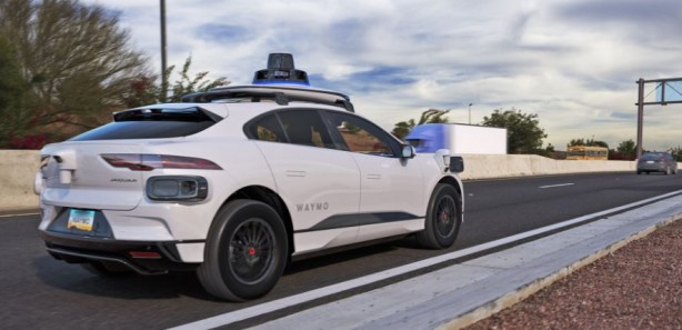 Foto - Taksilerin sonu mu geliyor? Waymo, robotaksileri rekor kırdı