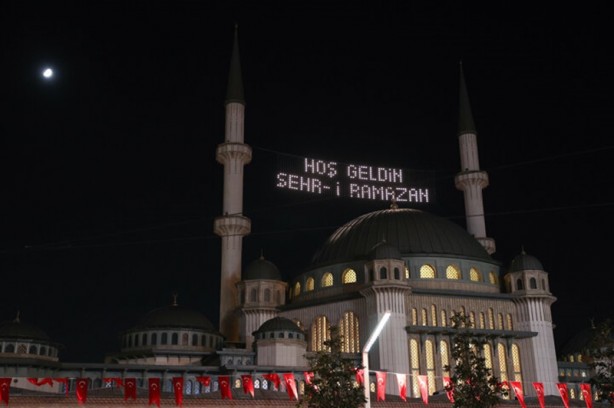 Foto - Taksim Meydanı'na yapılan yeni camiye ilk ramazan mahyası asıldı!