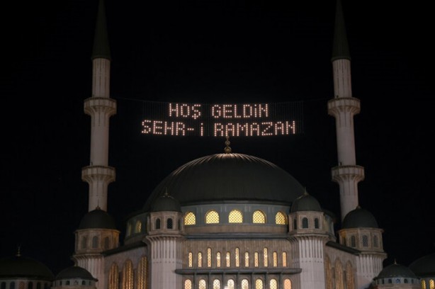 Foto - Taksim Meydanı'na yapılan yeni camiye ilk ramazan mahyası asıldı!