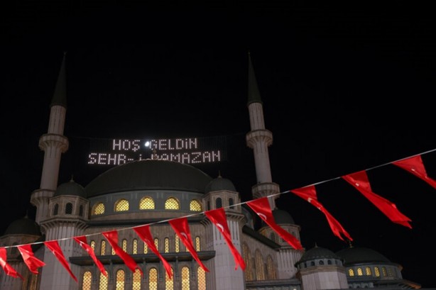 Foto - Taksim Meydanı'na yapılan yeni camiye ilk ramazan mahyası asıldı!
