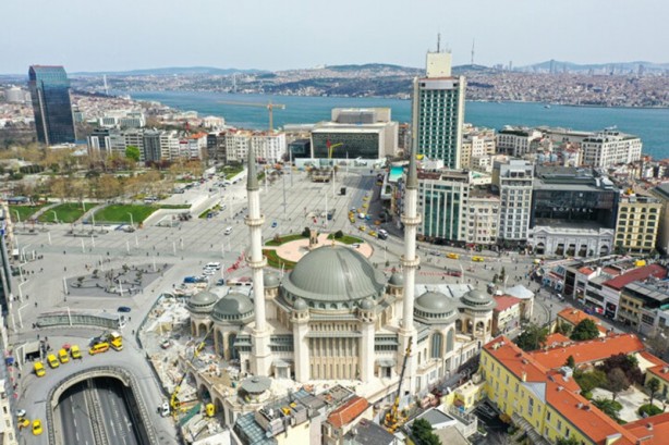 Taksim Meydanı'na yapılan yeni camiye ilk ramazan mahyası asıldı!