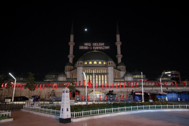 Foto - Taksim Meydanı'na yapılan yeni camiye ilk ramazan mahyası asıldı!