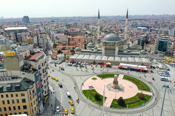 Foto - Taksim Meydanı'na yapılan yeni camiye ilk ramazan mahyası asıldı!