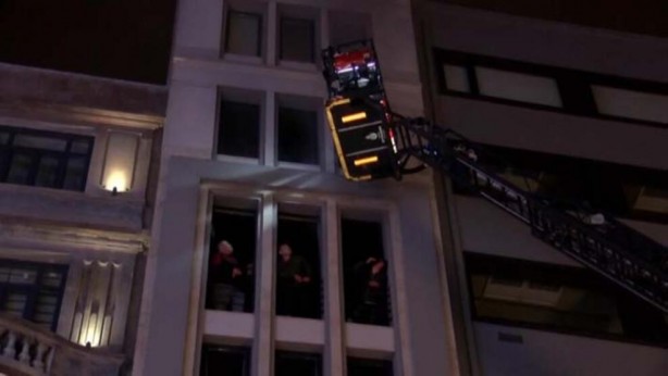 Foto - Taksim'de 6 katlı otelde yangın; Böyle kurtarıldılar!