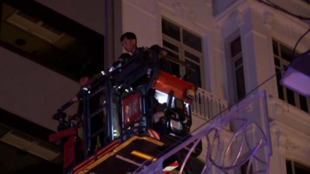 Foto - Taksim'de 6 katlı otelde yangın; Böyle kurtarıldılar!