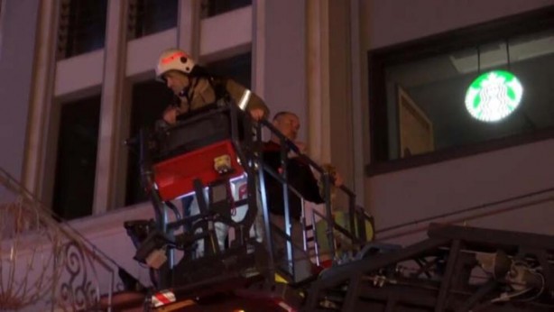 Foto - Taksim'de 6 katlı otelde yangın; Böyle kurtarıldılar!