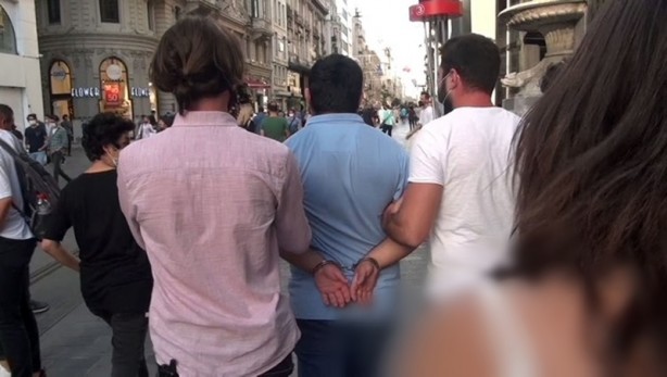 Foto - Taksim'de genç kızı saatlerce takip eden sapık böyle enselendi