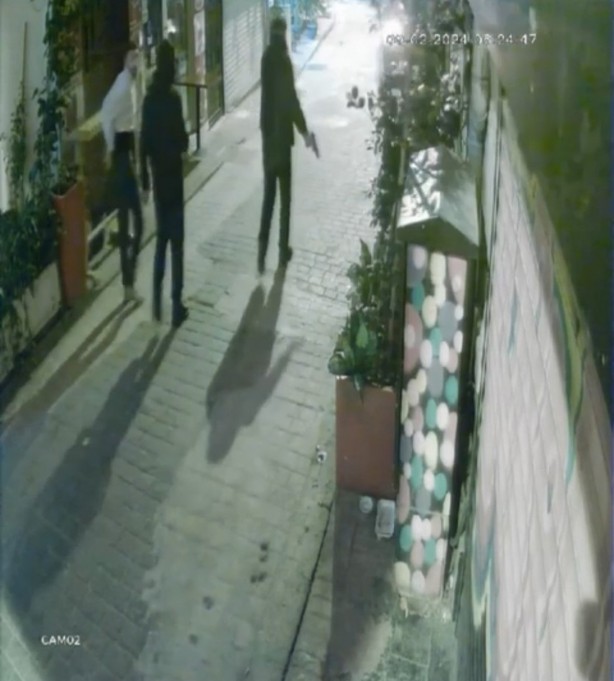 Foto - Taksim’de "yuh artık" dedirten olay! İş yerine kurşun yağdırdı, gerekçesi "Hadi git işine be" dedirtti! Vay pişkin vay 