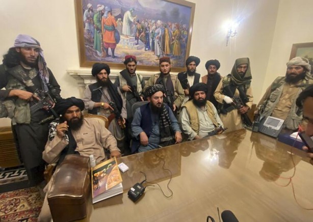 Foto - Taliban’dan kaçanlara utanç verici öneri! Dünya bu milyarderi konuşuyor