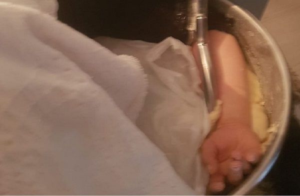 Talihsiz kadının kolu hamur yoğurma makinesine sıkıştı