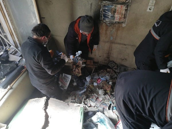 Tam 10 kamyon! Kötü kokan evden neler çıktı neler