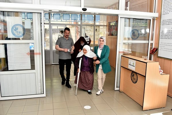 Foto - Tam 112 yaşında! Güllü Nine oy kullanırken öyle bir şey söyledi ki! 