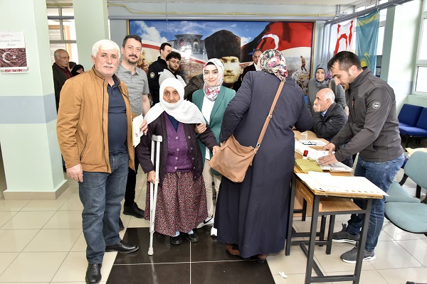 Foto - Tam 112 yaşında! Güllü Nine oy kullanırken öyle bir şey söyledi ki! 