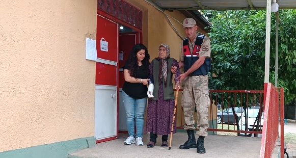 Foto - Tam 113 yaşında! Depremzede kadın kolundaki alçıyla oy kullandı