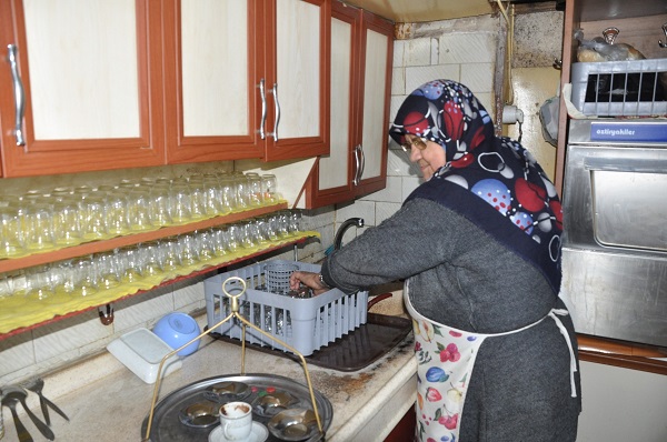 Foto - Tam 14 yıldır! Sakin şehrin çayları Ayşe Teyze'den 