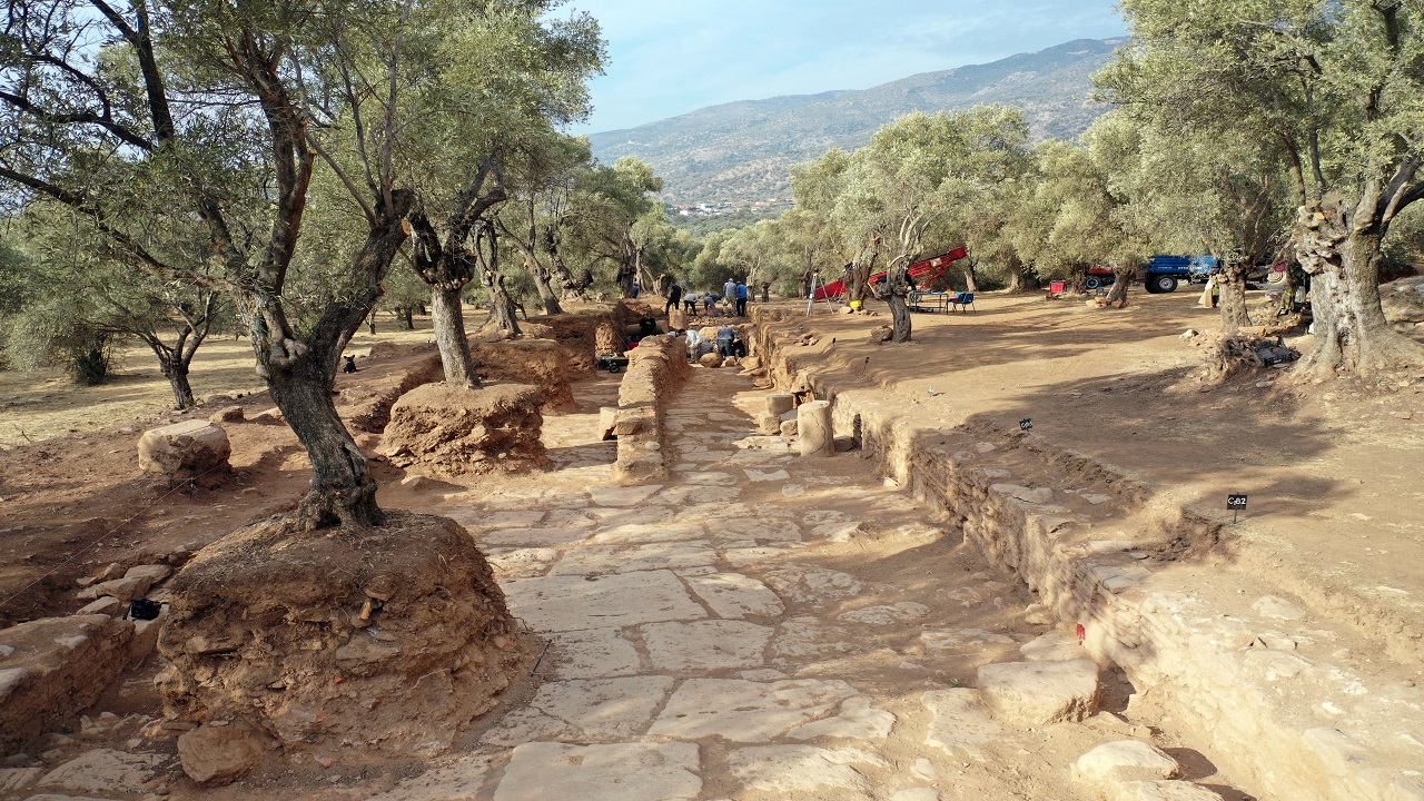 Foto - Tam 2000 bin yıllık! Nysa Antik Kenti'nde tarihi ibadet yolu ortaya çıkıyor