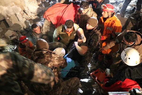 Foto - Tam 24 saat sonra! Enkazdan çıkarılan Deniz umut oldu