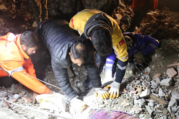 Foto - Tam 24 saat sonra! Enkazdan çıkarılan Deniz umut oldu
