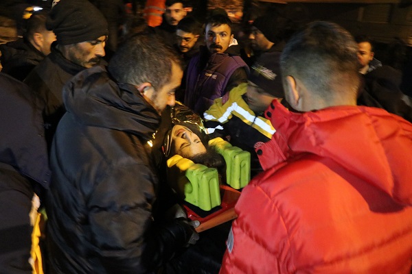 Foto - Tam 24 saat sonra! Enkazdan çıkarılan Deniz umut oldu