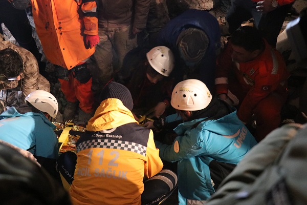 Foto - Tam 24 saat sonra! Enkazdan çıkarılan Deniz umut oldu