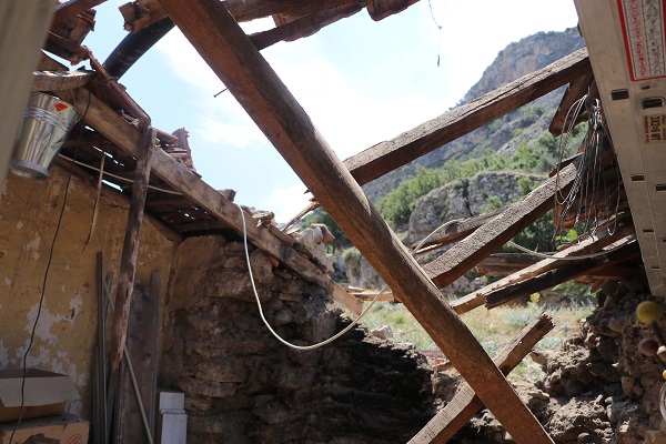 Foto - Tam 3 ton ağırlığında! Evin duvarına yuvarlandı