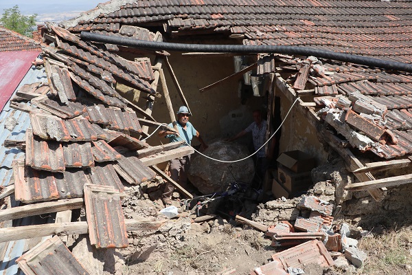 Foto - Tam 3 ton ağırlığında! Evin duvarına yuvarlandı