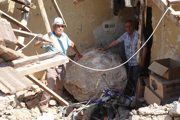 Tam 3 ton ağırlığında! Evin duvarına yuvarlandı