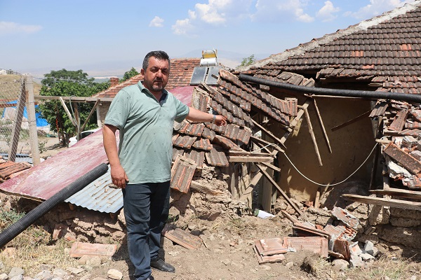 Foto - Tam 3 ton ağırlığında! Evin duvarına yuvarlandı