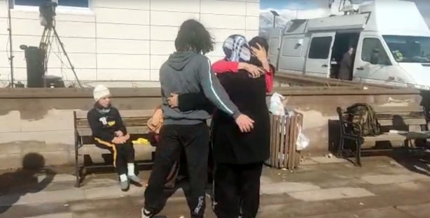 Foto - Tam 34 saat sonra! Depremin kalbinde ağlatan buluşma