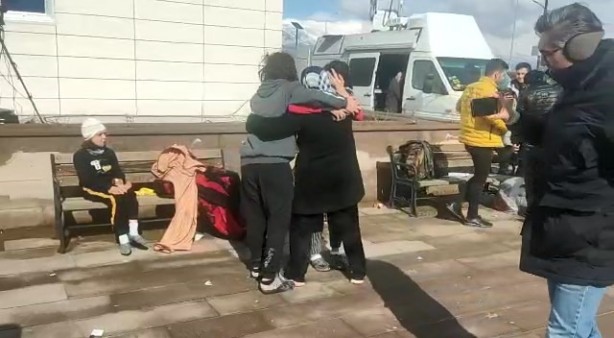 Foto - Tam 34 saat sonra! Depremin kalbinde ağlatan buluşma