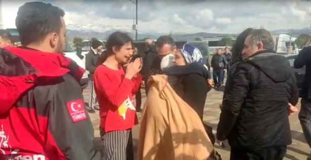 Tam 34 saat sonra! Depremin kalbinde ağlatan buluşma