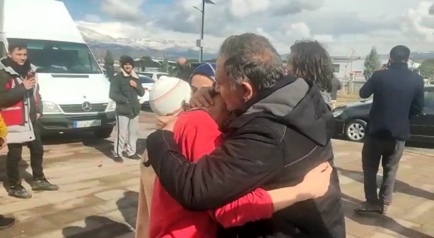 Foto - Tam 34 saat sonra! Depremin kalbinde ağlatan buluşma
