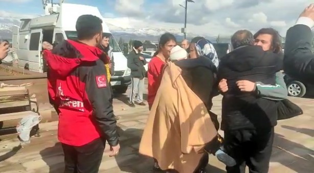 Foto - Tam 34 saat sonra! Depremin kalbinde ağlatan buluşma