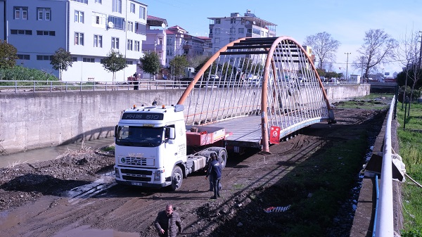 Foto - Tam 34 ton ağırlığında! 22 metrelik köprü karadan böyle yürütüldü