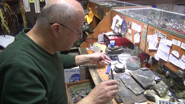 Foto - Tam 37 yıldır bu işi yapıyor! Eski takılar böyle yenileniyor