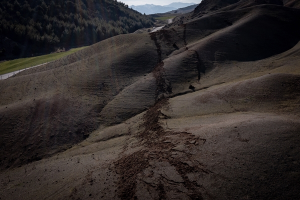 Foto - Tam 4 metre kayma var! Deprem mahalleyi resmen ikiye böldü