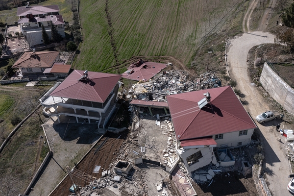 Tam 4 metre kayma var! Deprem mahalleyi resmen ikiye böldü