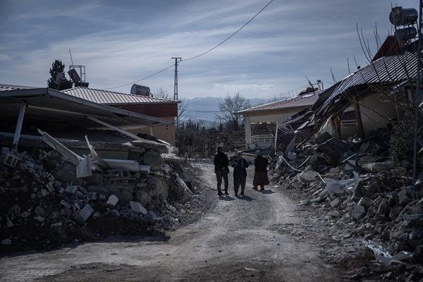 Foto - Tam 4 metre kayma var! Deprem mahalleyi resmen ikiye böldü