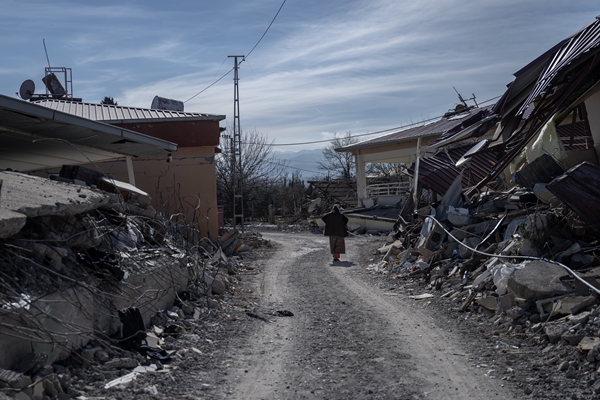 Foto - Tam 4 metre kayma var! Deprem mahalleyi resmen ikiye böldü