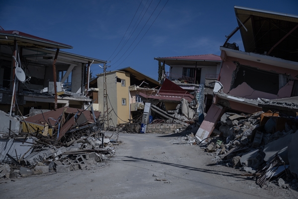 Foto - Tam 4 metre kayma var! Deprem mahalleyi resmen ikiye böldü