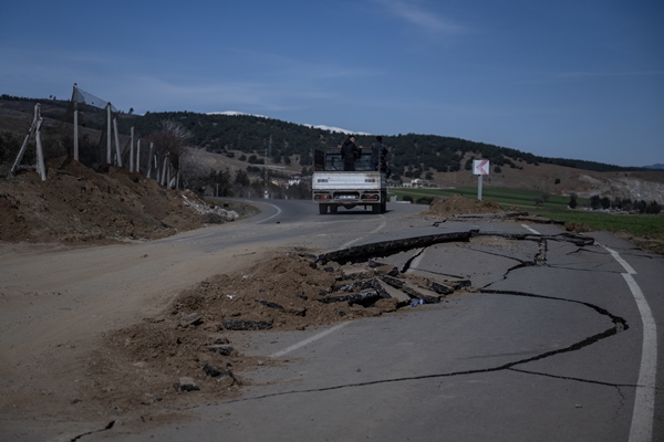 Foto - Tam 4 metre kayma var! Deprem mahalleyi resmen ikiye böldü