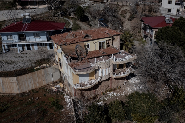 Foto - Tam 4 metre kayma var! Deprem mahalleyi resmen ikiye böldü