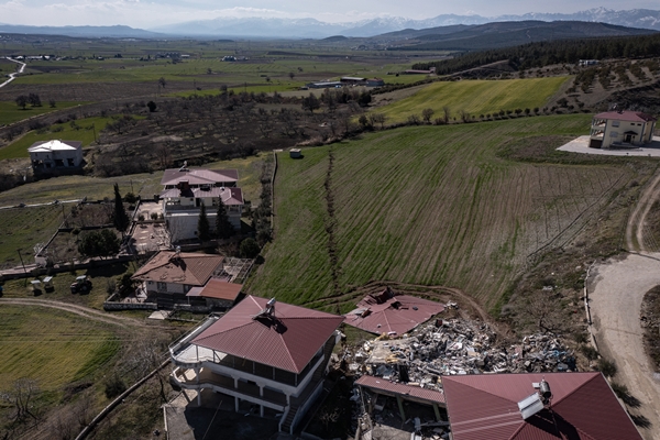 Foto - Tam 4 metre kayma var! Deprem mahalleyi resmen ikiye böldü