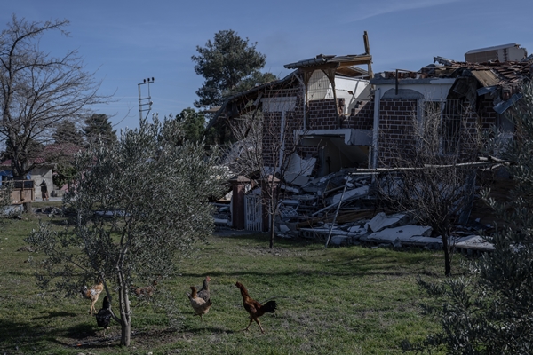 Foto - Tam 4 metre kayma var! Deprem mahalleyi resmen ikiye böldü